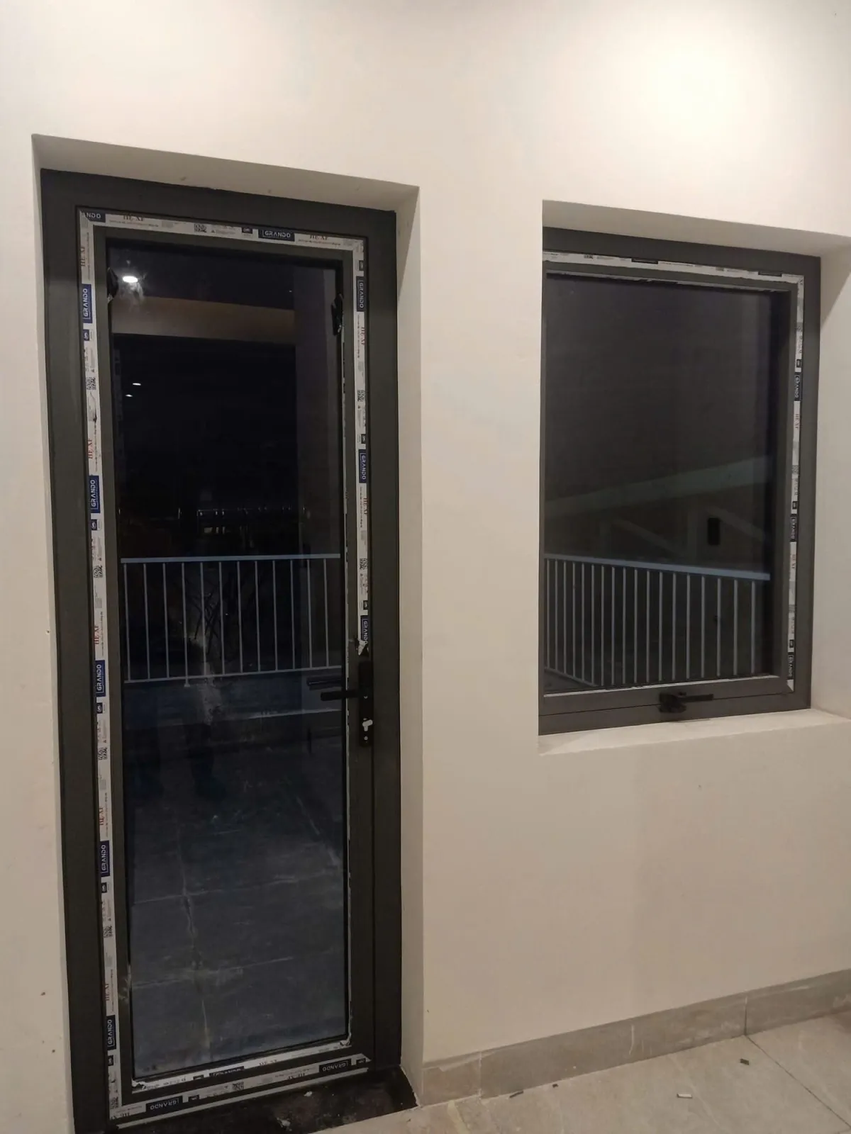 Cửa sổ mở quay - mở hất — hình 1/8, xem đầy đủ