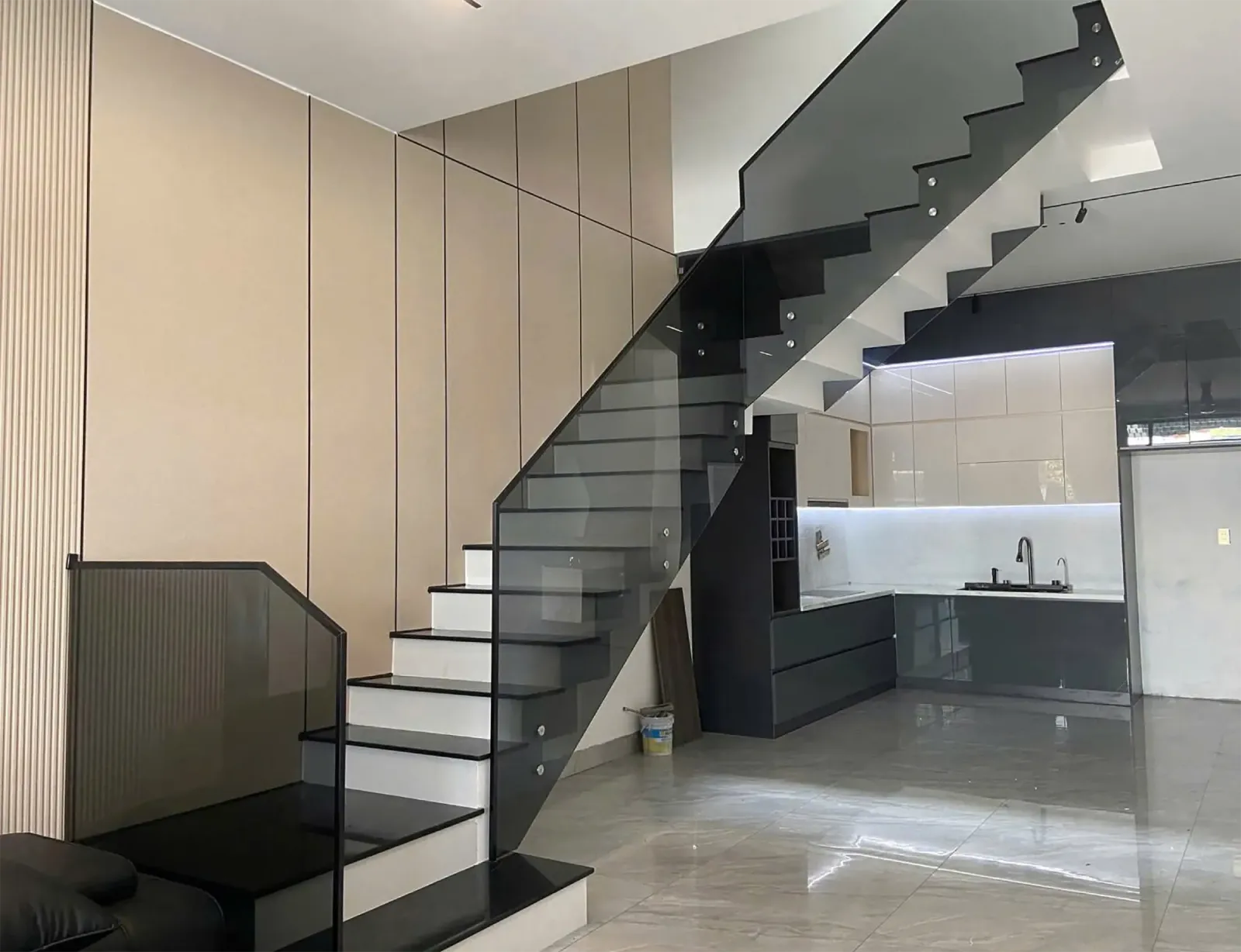 Cầu thang kính xám khói tại Đà Nẵng — hình 4/7, xem đầy đủ