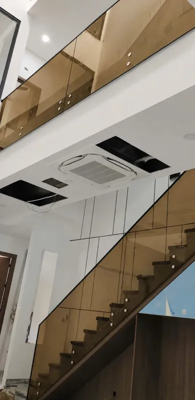 Cầu thang kính màu trà tại Đà Nẵng — hình 1/6