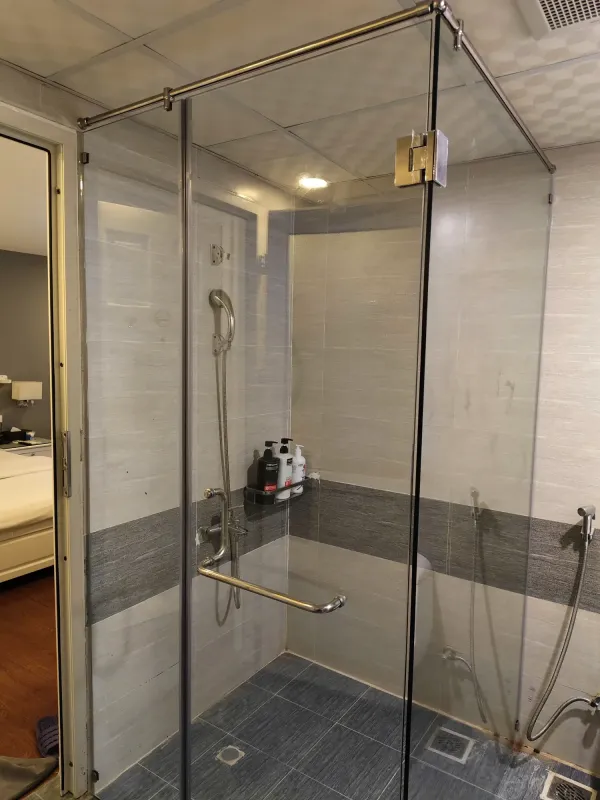 PHÒNG TẮM KÍNH 90 ĐỘ TẠI ĐÀ NẴNG – GỌN GÓC, DỄ BỐ TRÍ, TÁCH KHÔ ƯỚT HIỆU QUẢ — hình 3/3