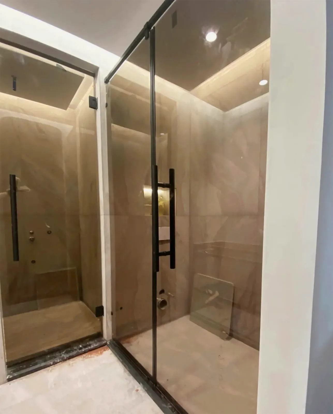 PHÒNG TẮM KÍNH 180 ĐỘ TẠI ĐÀ NẴNG – VÁCH THẲNG TỐI GIẢN CHO HỐC TẮM VÀ KHÔNG GIAN HẸP — hình 1/4, xem đầy đủ