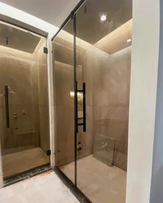 PHÒNG TẮM KÍNH 180 ĐỘ TẠI ĐÀ NẴNG – VÁCH THẲNG TỐI GIẢN CHO HỐC TẮM VÀ KHÔNG GIAN HẸP