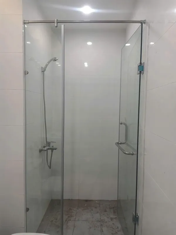 PHÒNG TẮM KÍNH 180 ĐỘ TẠI ĐÀ NẴNG – VÁCH THẲNG TỐI GIẢN CHO HỐC TẮM VÀ KHÔNG GIAN HẸP — hình 2/4