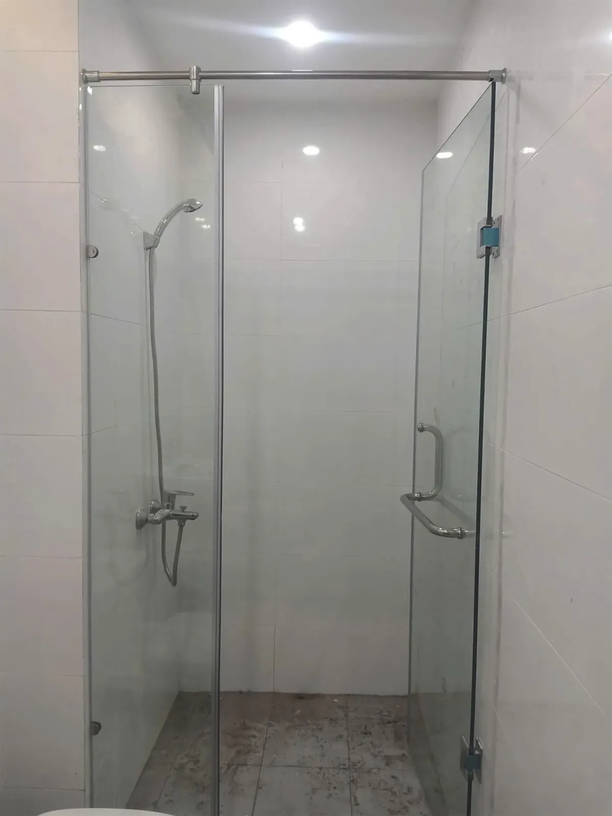 PHÒNG TẮM KÍNH 180 ĐỘ TẠI ĐÀ NẴNG – VÁCH THẲNG TỐI GIẢN CHO HỐC TẮM VÀ KHÔNG GIAN HẸP — hình 2/4, xem đầy đủ