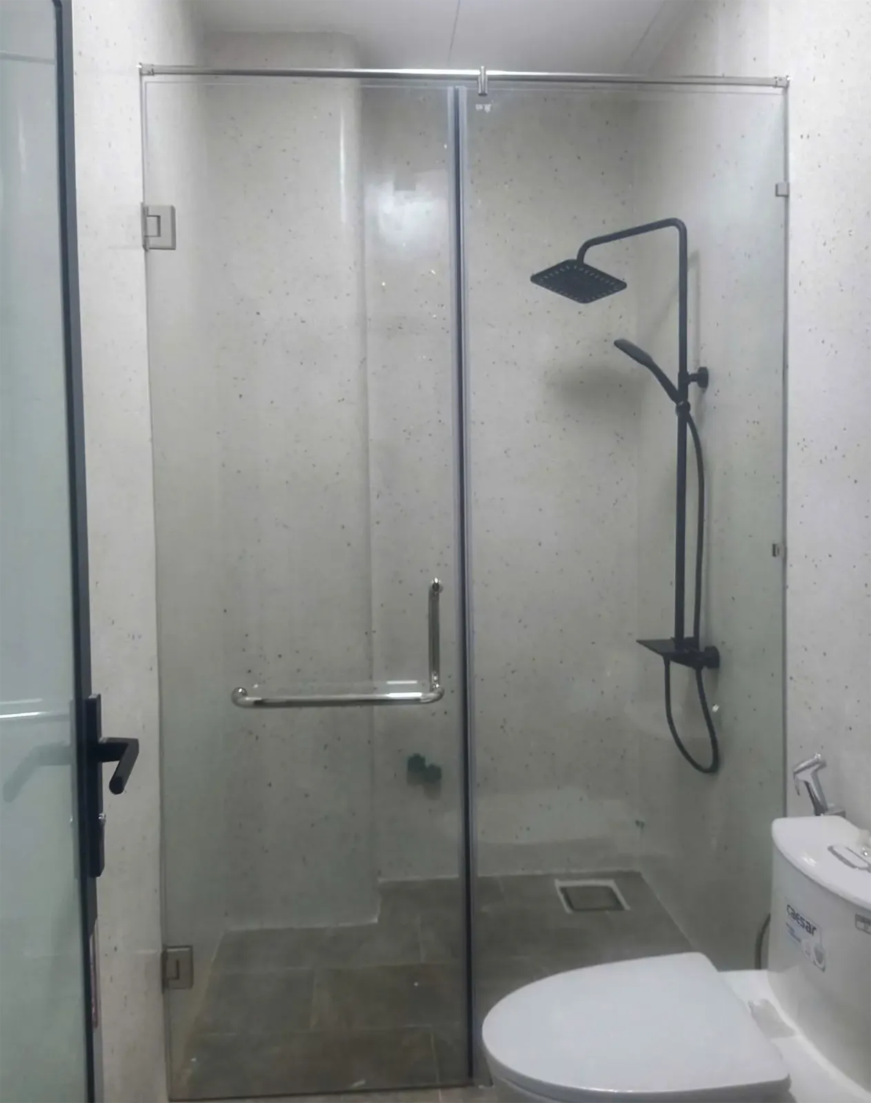 PHÒNG TẮM KÍNH 180 ĐỘ TẠI ĐÀ NẴNG – VÁCH THẲNG TỐI GIẢN CHO HỐC TẮM VÀ KHÔNG GIAN HẸP — hình 3/4, xem đầy đủ