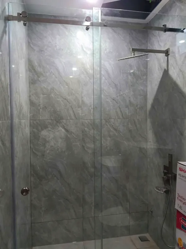 PHÒNG TẮM KÍNH 180 ĐỘ TẠI ĐÀ NẴNG – VÁCH THẲNG TỐI GIẢN CHO HỐC TẮM VÀ KHÔNG GIAN HẸP — hình 4/4