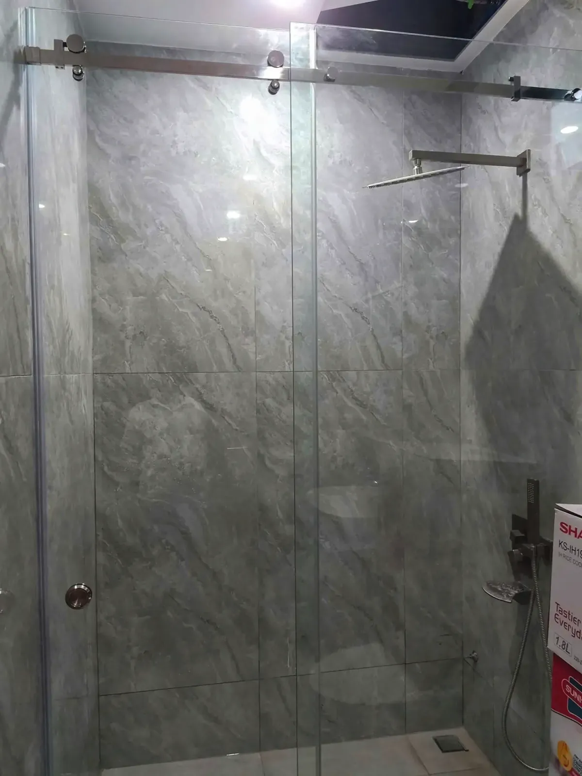 PHÒNG TẮM KÍNH 180 ĐỘ TẠI ĐÀ NẴNG – VÁCH THẲNG TỐI GIẢN CHO HỐC TẮM VÀ KHÔNG GIAN HẸP — hình 4/4, xem đầy đủ