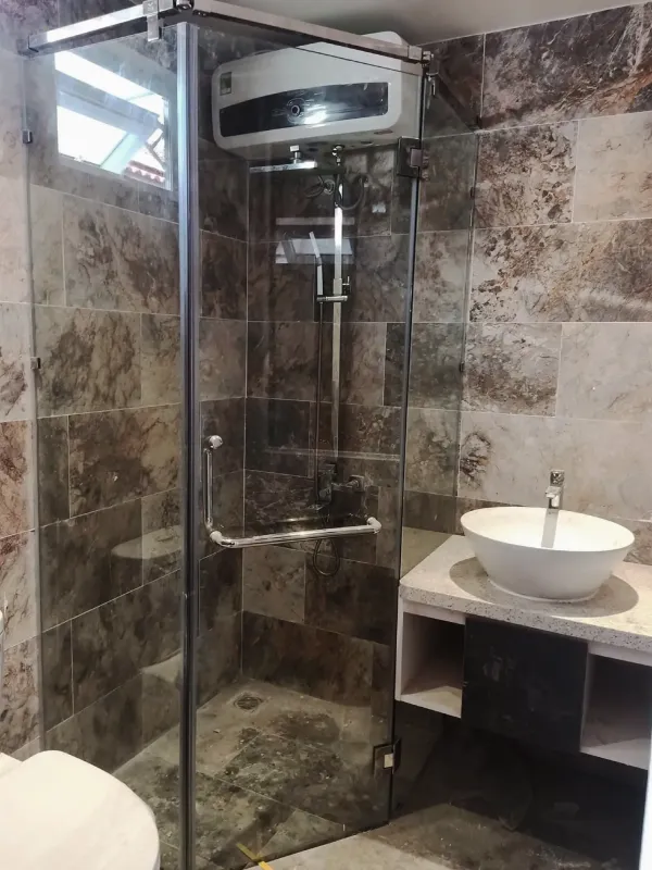 PHÒNG TẮM KÍNH 135 ĐỘ TẠI ĐÀ NẴNG – VÁT GÓC GỌN, MỞ LỐI ĐI VÀ TẠO ĐIỂM NHẤN — hình 1/3