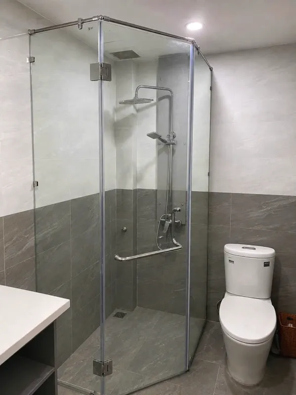 PHÒNG TẮM KÍNH 135 ĐỘ TẠI ĐÀ NẴNG – VÁT GÓC GỌN, MỞ LỐI ĐI VÀ TẠO ĐIỂM NHẤN — hình 2/3