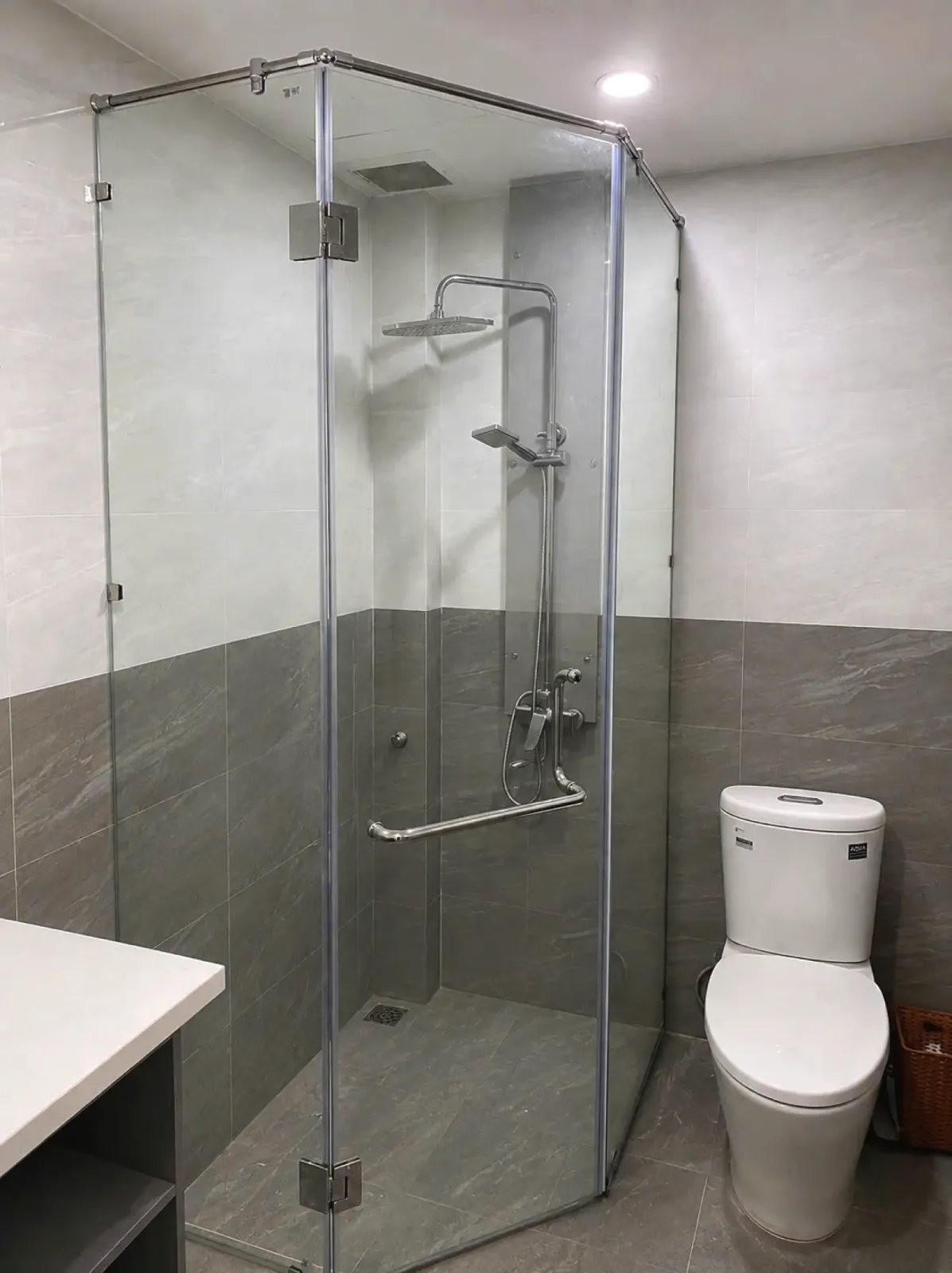 PHÒNG TẮM KÍNH 135 ĐỘ TẠI ĐÀ NẴNG – VÁT GÓC GỌN, MỞ LỐI ĐI VÀ TẠO ĐIỂM NHẤN — hình 2/3, xem đầy đủ
