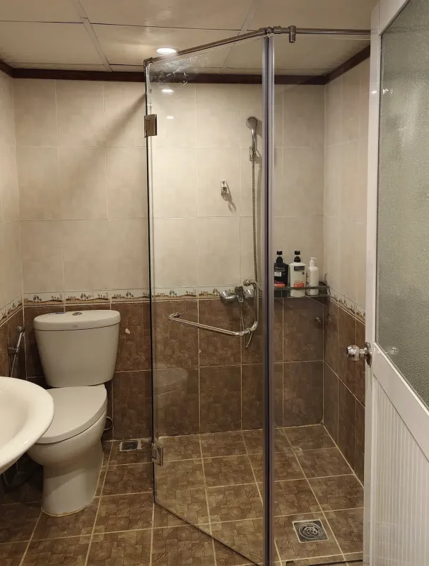 PHÒNG TẮM KÍNH 135 ĐỘ TẠI ĐÀ NẴNG – VÁT GÓC GỌN, MỞ LỐI ĐI VÀ TẠO ĐIỂM NHẤN — hình 3/3