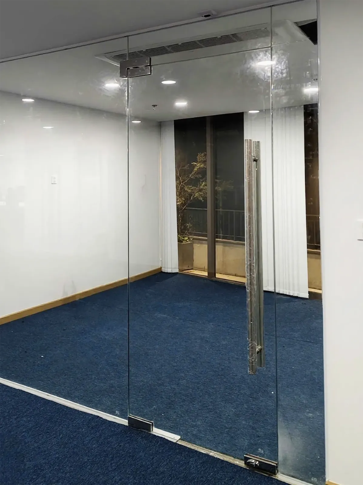 Cửa kính bản lề sàn 1 cánh tại Đà Nẵng - có vách kính và không vách kính — hình 2/3, xem đầy đủ