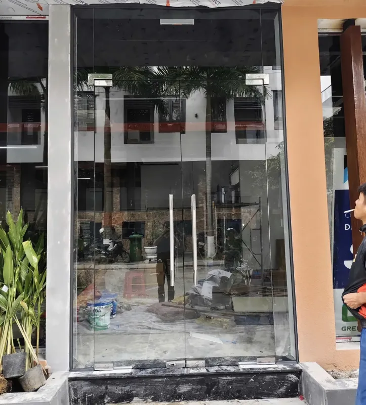 Cửa kính bản lề sàn 2 cánh tại Đà Nẵng - có vách kính và không vách kính — hình 1/4