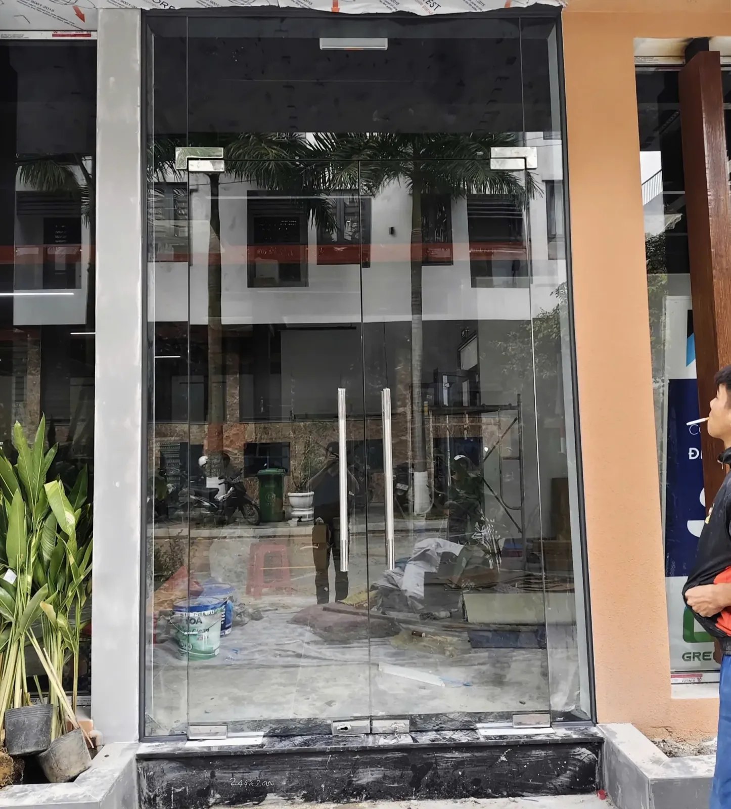 Cửa kính bản lề sàn 2 cánh tại Đà Nẵng - có vách kính và không vách kính — hình 1/4, xem đầy đủ
