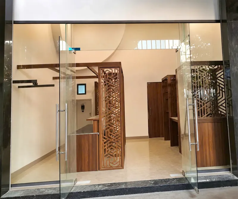 Cửa kính bản lề sàn 2 cánh tại Đà Nẵng - có vách kính và không vách kính — hình 2/4