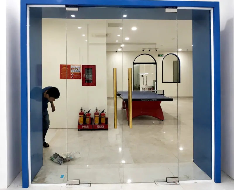 Cửa kính bản lề sàn 2 cánh tại Đà Nẵng - có vách kính và không vách kính — hình 3/4
