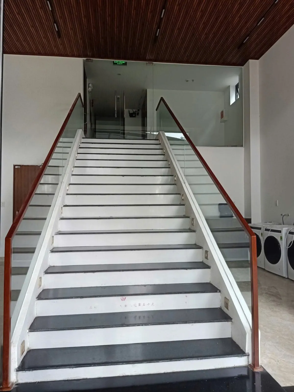 Cầu thang kính — hình 6/8, xem đầy đủ