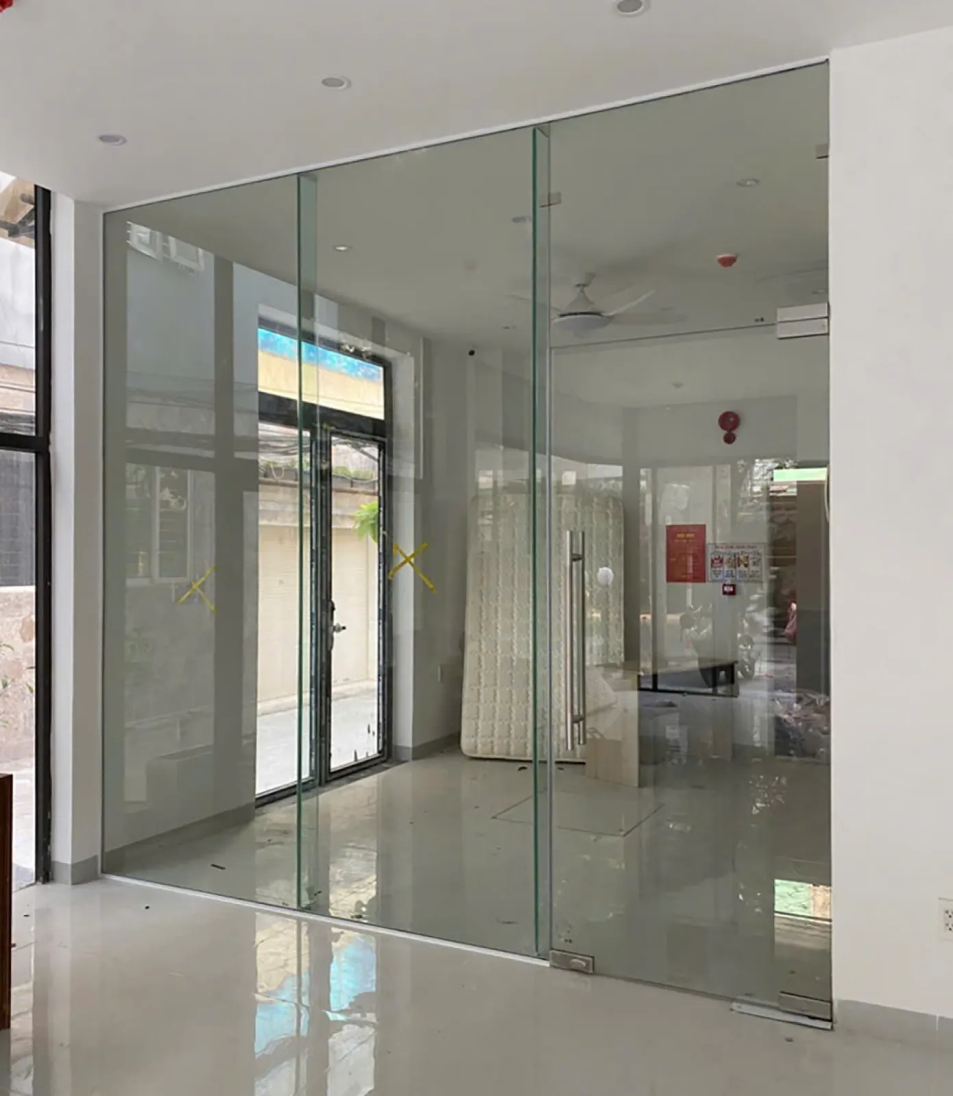 Cửa kính bản lề sàn — hình 1/8, xem đầy đủ